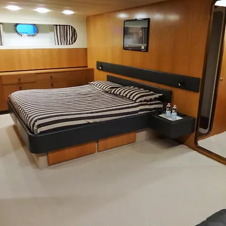 Botel Yacht Ipsum