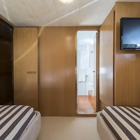 Botel Yacht Ipsum Saint-Tropez