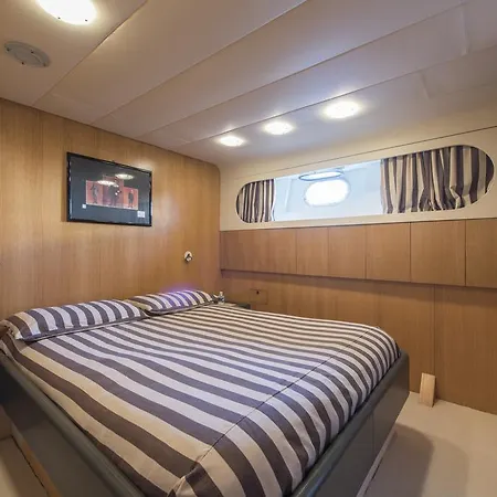 Botel Yacht Ipsum *