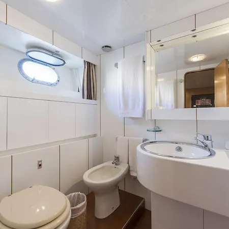 Botel Yacht Ipsum