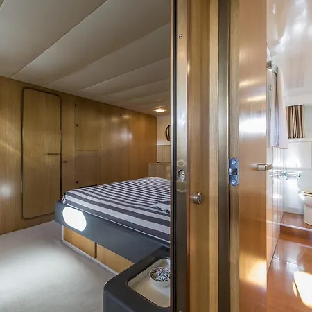 Yacht Ipsum Botel
