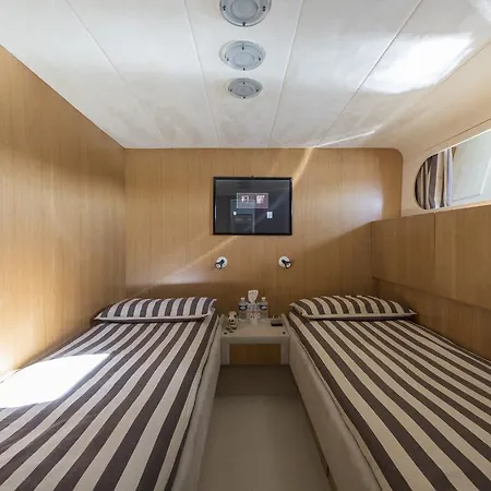 Yacht Ipsum Botel