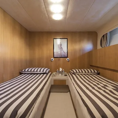 Yacht Ipsum Botel Saint-Tropez