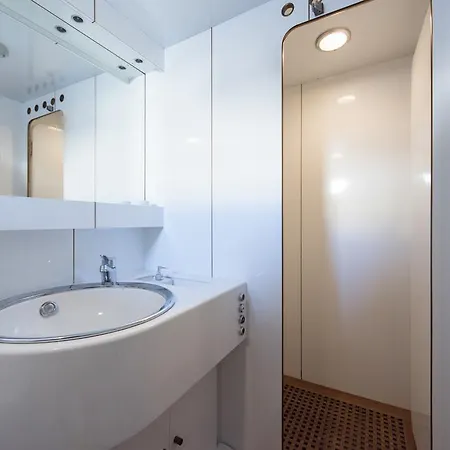 Yacht Ipsum Botel