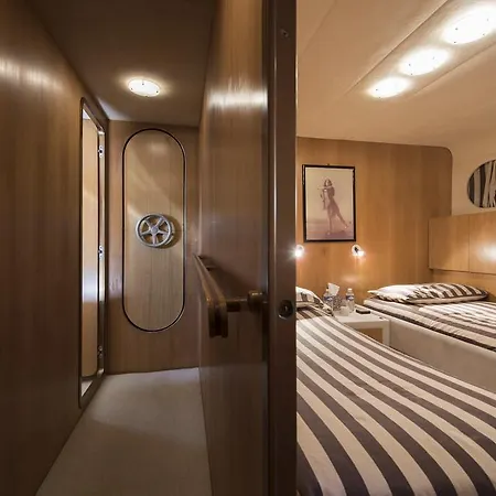 Botel Yacht Ipsum Saint-Tropez