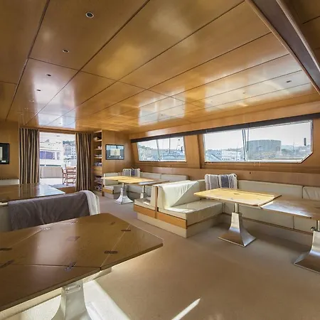 Botel Yacht Ipsum *