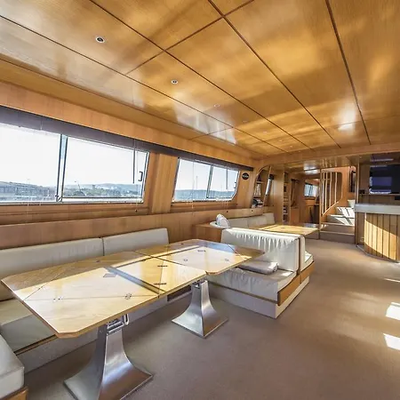 Botel Yacht Ipsum