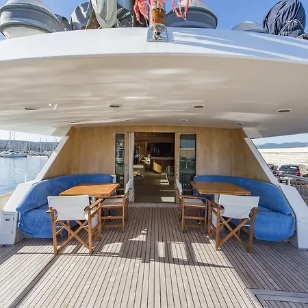 Botel Yacht Ipsum