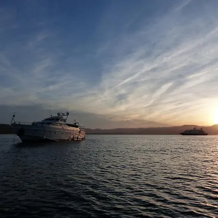 Botel Yacht Ipsum Saint-Tropez
